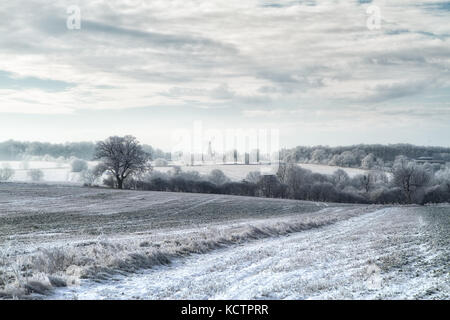 Felder im Rauhreif im ländlichen Cambridgeshire, Großbritannien Stockfoto