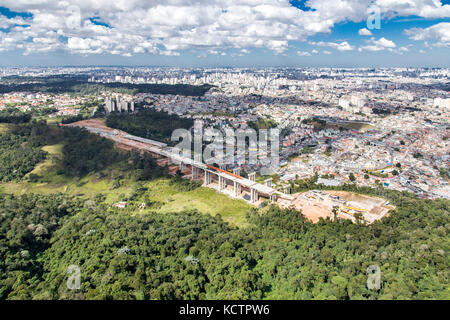 Luftaufnahme der Metropolregion Sao Paulo - Brasilien. Autobahn um die Stadt im Bau - Nordteil /rodoanel trrecho norte em construção Stockfoto