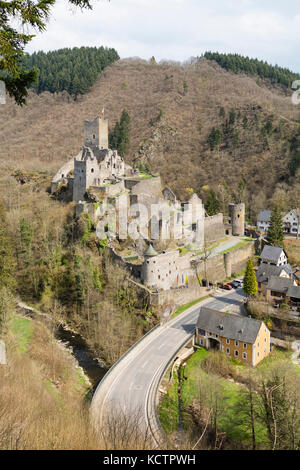 Burg Ruine der Niederburg Manderscheid in der Eifel, Deutschland im kommenden Frühjahr zu einer Straße. Stockfoto