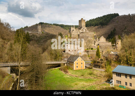 Blick auf das Tal des Schlosses Ruine der Niederburg und oberburg Manderscheid in der Eifel, Deutschland im Frühjahr. Stockfoto
