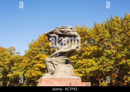 Warschau, Polen - 10. Oktober 2015: Frederic Chopin Denkmal in Lazienki Park (Königlichen Bäder Park). 1907 von Waclaw Szymanowski konzipiert. Stockfoto