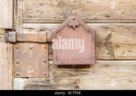 Alte hölzerne Türen verriegelt mit rostiges Metall Verriegelung Stockfoto