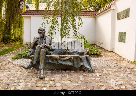 Krakau, Polen - 7. September 2016: Jan Karski Bank in Kazimierz. Bildhauers Karol Badyna. Jan Karski, "dem Mann, der versucht, den Holocaust' zu stoppen, war ein Stockfoto