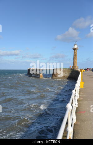 Blick auf das Meer entlang Whitby Hafen Pier an einem sonnigen Herbsttag, North Yorkshire UK Stockfoto