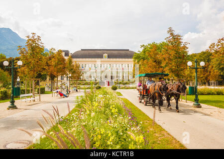 Bad Ischl, Österreich - 2 September, 2016: eine Kutsche mit Touristen Ausritte durch einen Park vor dem Kongress und theaterhouse (Kongress Stockfoto