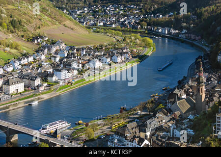 Blick über die berühmte Stadt Cochem in der Eifel mit dem Moseltal in Deutschland, und das Burgviertel wirft einen Schatten auf den Fluss. Stockfoto