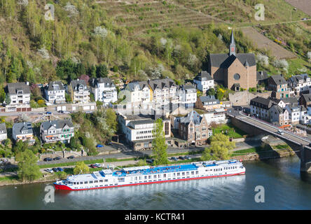 Ein Mosel Kreuzfahrt Schiff angedockt an der Stadt Cochem in der Eifel in Deutschland. Stockfoto