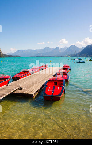 Rote Boote auf transparenten Wasser des Lake Wolfgangsee in der Nähe von st. Gilgen, Österreich Stockfoto