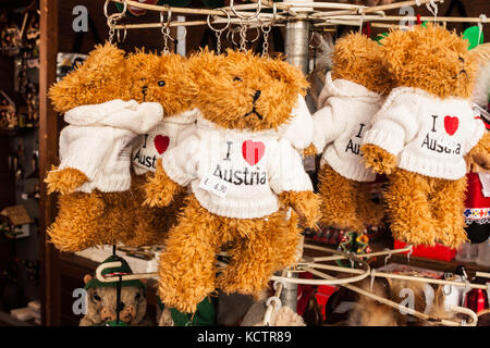 Salzburg, Österreich - 23 August 2016: Souvenir Spielzeug angefüllte Bären tragen "Ich liebe Österreich" Pullover in einem Souvenirshop in der Altstadt von Salzburg. Stockfoto