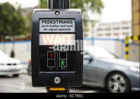 Ein fußgängerüberweg Punkt in London mit Autos im Hintergrund Stockfoto