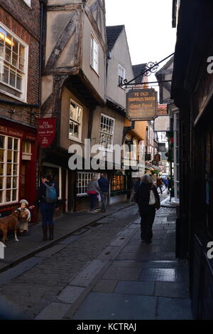 Enge gepflasterte Straße mit Geschäften, York, Großbritannien Stockfoto