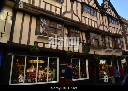 Fassade von Fachwerkläden, York, Großbritannien Stockfoto