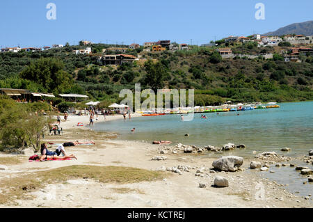 Ausblick auf den See Kournas, der einzige Süßwassersee auf Kreta. Der relativ unberührten See ist ein sehr beliebter Ort für Besuche. Stockfoto