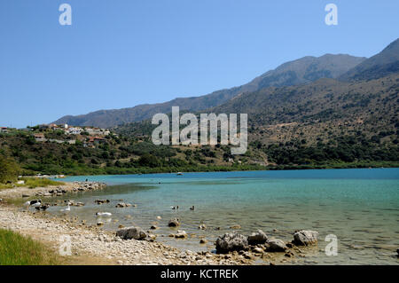 Ausblick auf den See Kournas, der einzige Süßwassersee auf Kreta. Der relativ unberührten See ist ein sehr beliebter Ort für Besuche. Stockfoto