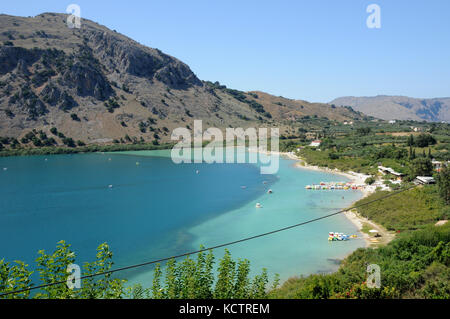 Ausblick auf den See Kournas, der einzige Süßwassersee auf Kreta. Der relativ unberührten See ist ein sehr beliebter Ort für Besuche. Stockfoto