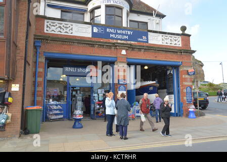 Gruppe von Menschen, die außerhalb der RNLI Lifeboat Museum, Whitby, North Yorkshire Stockfoto