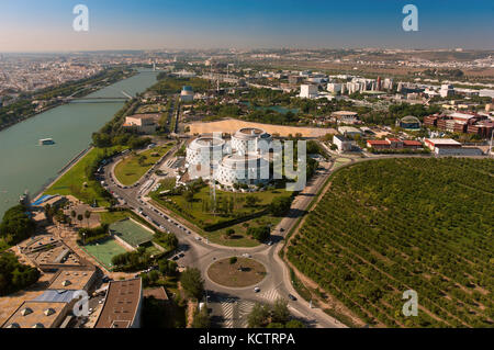 Panoramablick mit Fluß Guadalquivir und zur Insel Cartuja, Sevilla, Andalusien, Spanien, Europa Stockfoto