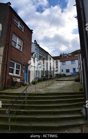 Steintreppe in Richtung Straße, Staithes, North Yorkshire UK Stockfoto