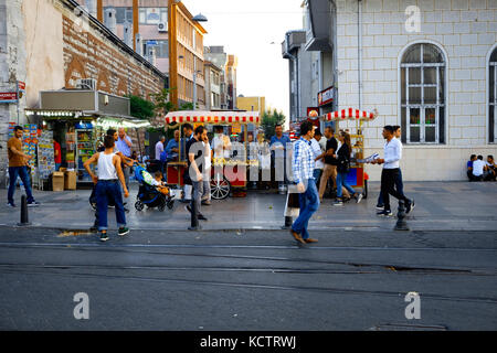 Istanbul, Türkei - 18. September 2017: Typische Mais biene Verkäufer in der Stadt Istanbul, Türkei Stockfoto