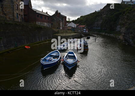 Fischerboote liegen in Staithes Harbour, North Yorkshire UK Stockfoto