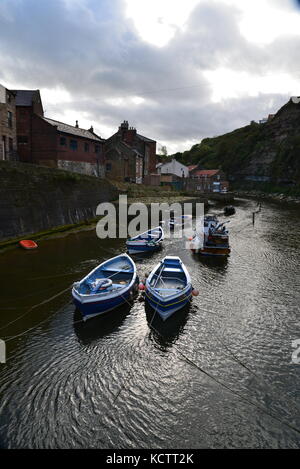 Fischerboote liegen in Staithes Harbour, North Yorkshire UK Stockfoto