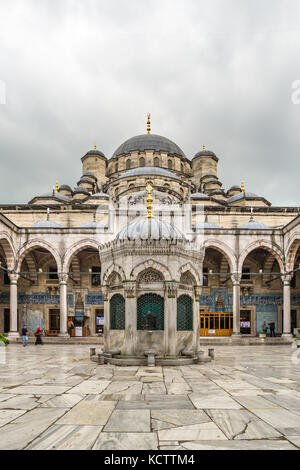 Waschung Brunnen im Innenhof der Yeni Cami oder Neue Moschee, Istanbul, Türkei Stockfoto