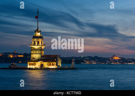 Dirnen Turm (Kiz Kulesi) und das Goldene Horn bei Sonnenuntergang, Istanbul, Türkei Stockfoto