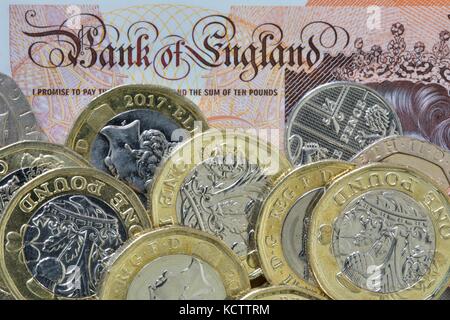 Britische Währung £ 10 Hinweis und £ 1 Pfund Münzen Stockfoto