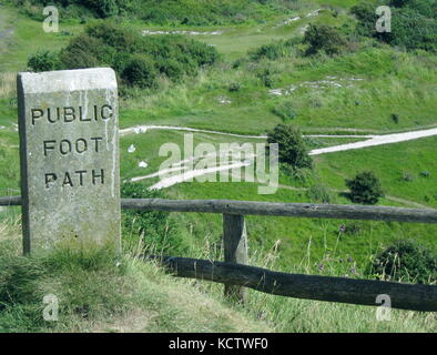 Stein öffentlichen Fußweg marker Zeichen in der Landschaft Stockfoto