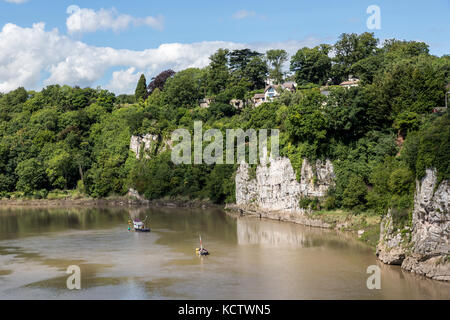 Klippen mit Blick auf die Häuser am Fluss Wye in Newport, Wales, Großbritannien Stockfoto