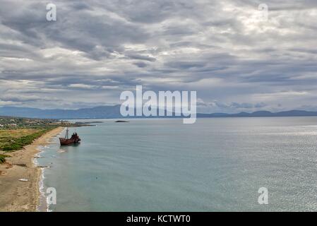 Das berühmte Schiffswrack Agios Dimitrios in der Nähe von Gythio. Laconia - Griechenland Stockfoto