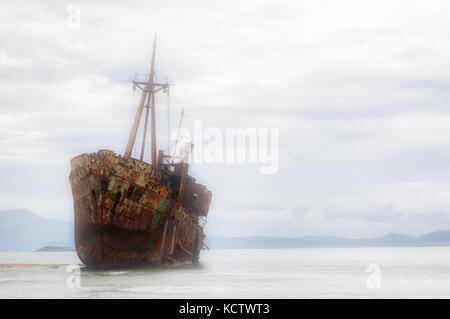 Das berühmte Schiffswrack Agios Dimitrios in der Nähe von Gythio. Laconia - Griechenland Stockfoto