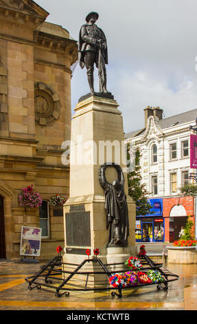 Das bronzene Kriegsdenkmal eines britischen Tommy zu Ehren der Toten des 1. Und 2. Weltkrieges im Stadtzentrum von Coleraine an der Nordküste von Nort Stockfoto