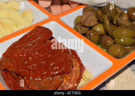 Nahaufnahme von Vorspeisen mit getrockneten Tomaten und Oliven Stockfoto