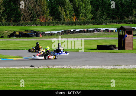 Fahre Karting auf einer Rennstrecke Stockfoto