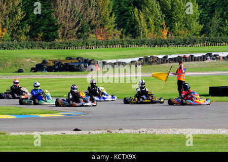 Fahre Karting um eine Strecke Stockfoto