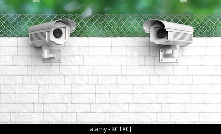 Sicherheit Überwachungskamera auf weiße Mauer mit Chain-link fence Stockfoto