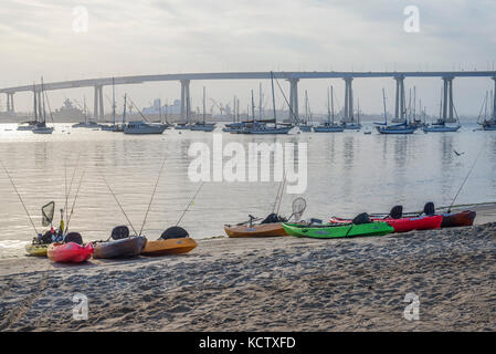 Angeln Kajaks am Strand in Coronado, Kalifornien, USA. Stockfoto