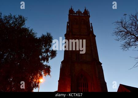 St John's Kirche in Glastonbury, Somerset UK früh am Morgen kurze langen Belichtungszeit. Street Light shinning. Stockfoto