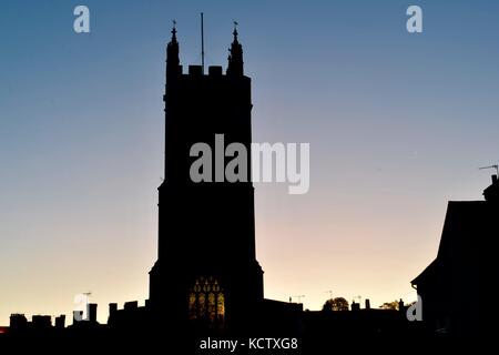 St John's Kirche in Glastonbury, Somerset UK früh am Morgen kurze langen Belichtungszeit. Street Light shinning. Stockfoto