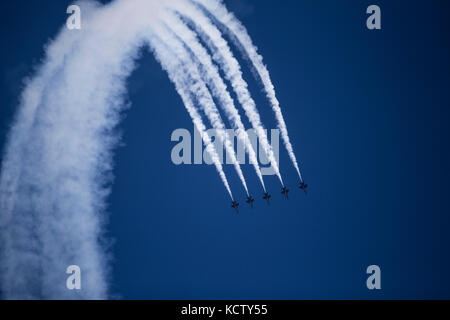 Us Navy Blue Angels führen Sie eine Antenne Handlungsfähigkeit in einem Air Show in San Francisco Fleet Week 2017 Okt. 7. Stockfoto