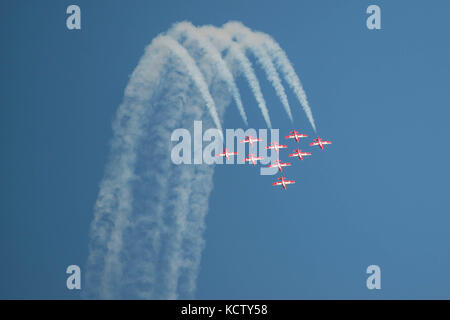 Die Kanadische Streitkräfte 431 Luft Demonstration Squadron, die "Snowbirds", fliegen in einem engen Delta formation während des San Francisco Fleet Woche Okt. 7, 2017. Stockfoto