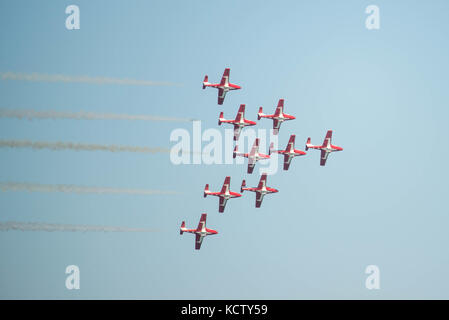 Die Kanadische Streitkräfte 431 Luft Demonstration Squadron, die "Snowbirds", fliegen in einem engen Delta formation während des San Francisco Fleet Woche Okt. 7, 2017. Stockfoto