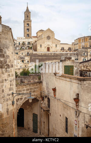 Die Sassi von Matera mit dem Dom im Hintergrund, Basilicata, Italien. Stockfoto