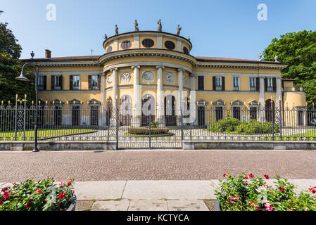 Como, Italien - 27. Mai 2016: Blick auf die Gärten der Villa Rotonda saporiti in die Seeseite der Stadt Como, Italien. Stockfoto