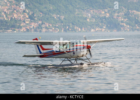 Como, Italien - 27. Mai 2016: ein Wasserflugzeug des Aero Club como Rollens am Comer See in Como, Italien. Stockfoto