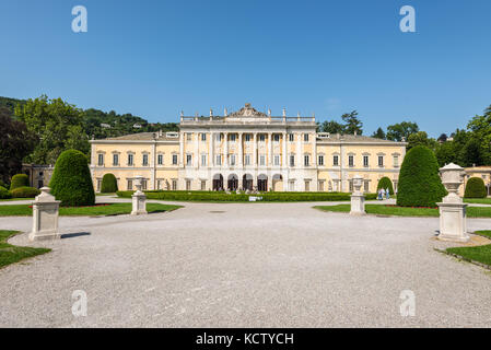 Como, Italien - 27. Mai 2016: Blick auf Villa Olmo in die Seeseite der Stadt Como, Italien. Stockfoto