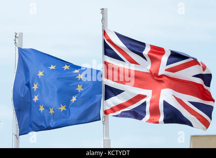 Die Europäische Union und die britische (Union Jack) Fahnen wehen, der Seite an Seite in Zypern. Stockfoto