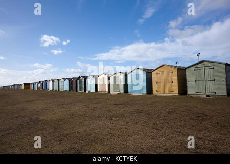 Holzhütten am Dovercourt, in der Nähe von Harwich, Essex, England Stockfoto