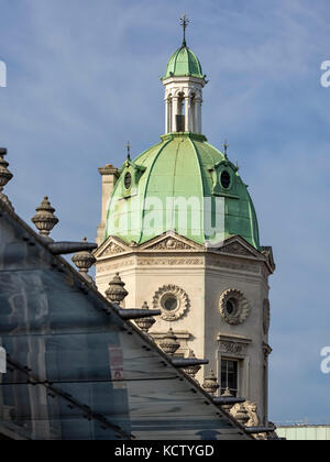 LONDON, Großbritannien - 25. AUGUST 2017: Einer der charakteristischen grünen Kuppeltürme des Smithfield Meat Market Stockfoto